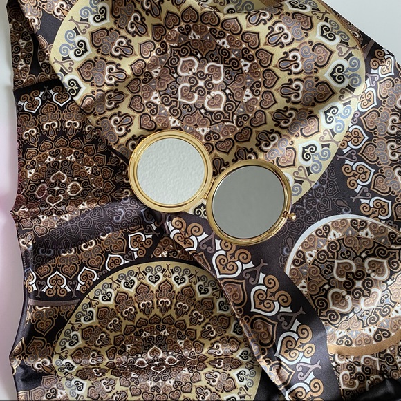 Scarf and mirror gift set - Picture 5 of 7